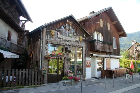 Village façades on a central Samoëns street