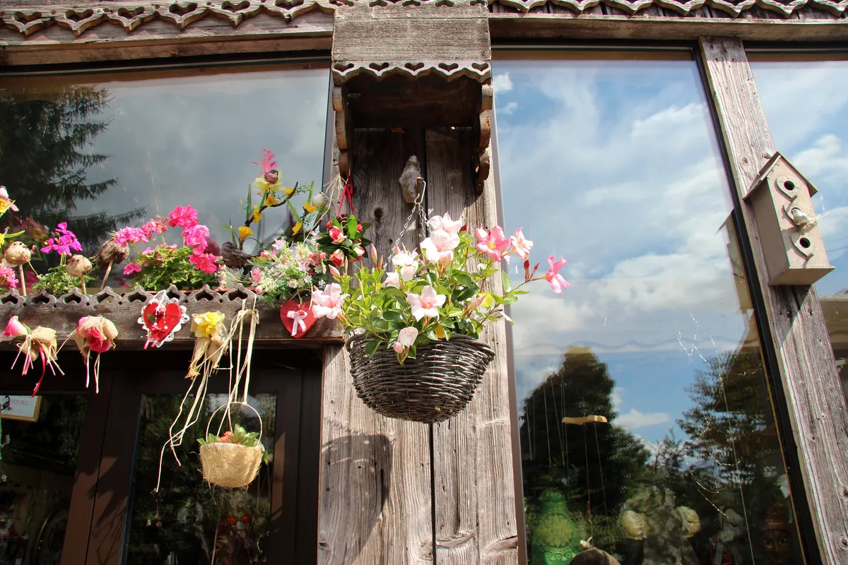Flowers and timber on a Samoëns façade