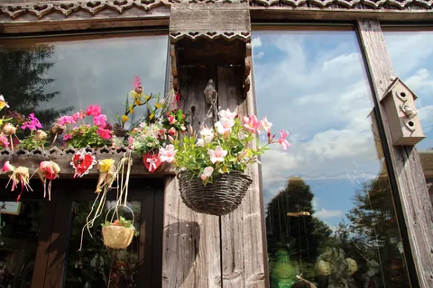 Flowers and timber on a Samoëns façade