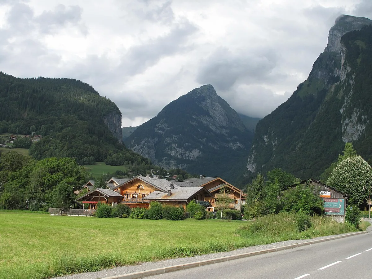 Chalets and mountains in Samoëns; destination photograph, with no rental offer associated